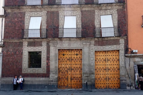 Building facade with wonky-looking windows and doorframes qhxidiqxkiqxqinv