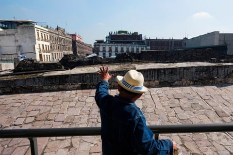 A tour guide pointing out uneven buildings and subsidence at Templo Mayor back in 2016.