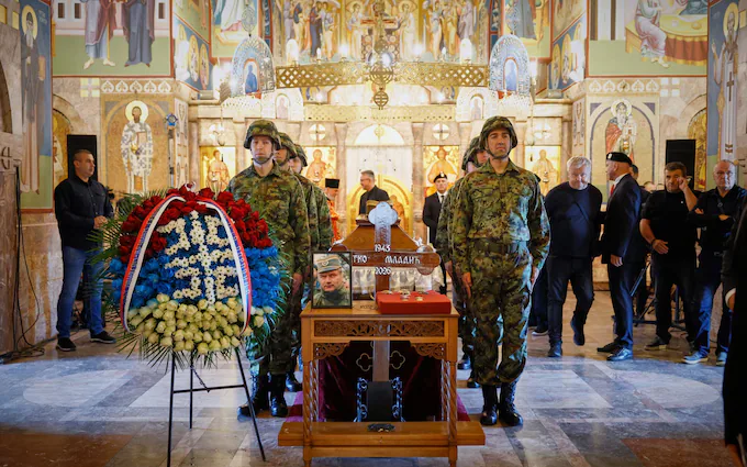Serbian soldiers stand around the coffin 