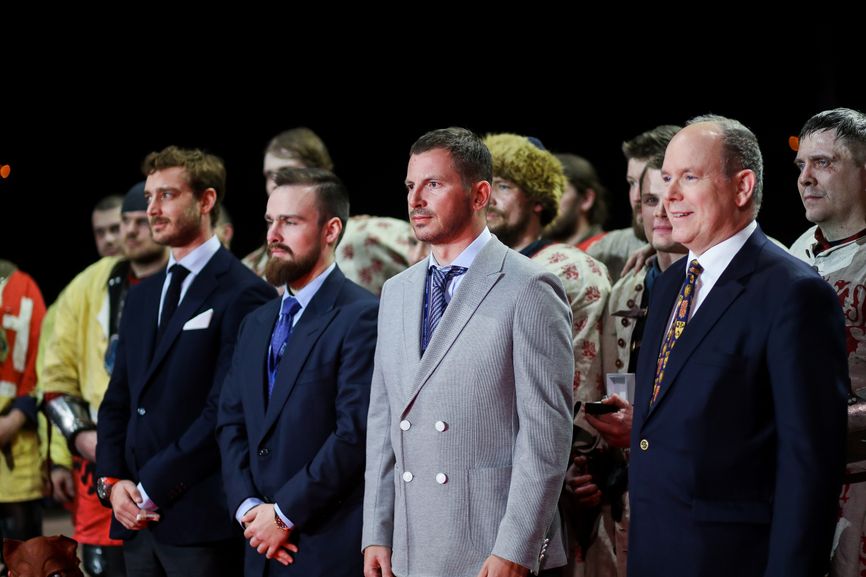 Fürst Albert II. von Monaco (ganz rechts) und Jewgeni Strschalkowski (Mitte) beim Buhurt Prime-Turnier 2019