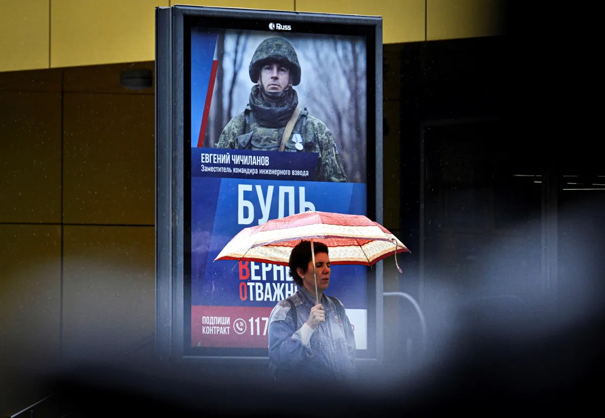 A poster promoting contract army service in Moscow in May 27